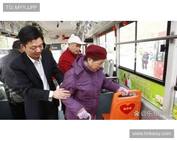 足球明星亲自赠送球衣给粉丝传递温暖与激情的感人时刻