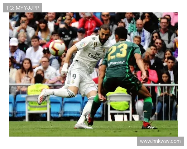 足球明星与赌博的纠葛揭秘：那些热爱冒险的球场传奇