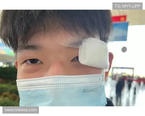 足球明星在比赛中意外受伤头骨受损视频引发球迷热议与关注